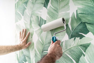 Dekorative Wandgestaltung im Wohnzimmer