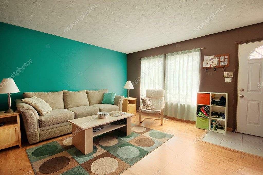 Laminatboden in hellem Wohnraum